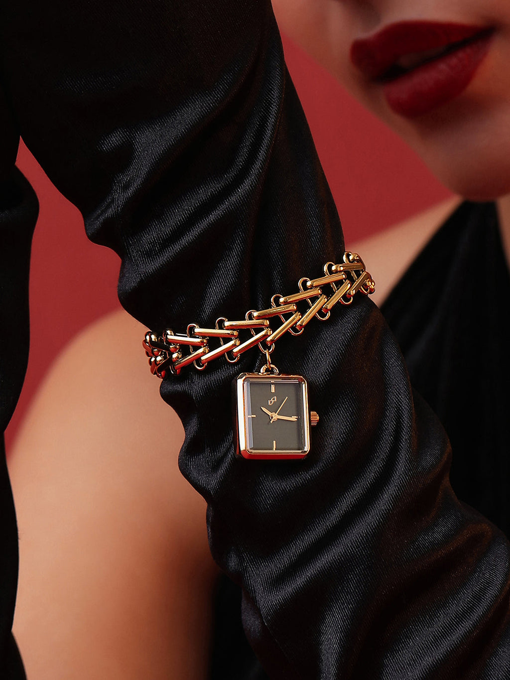 The Noir Charm Chain Watch - Gold