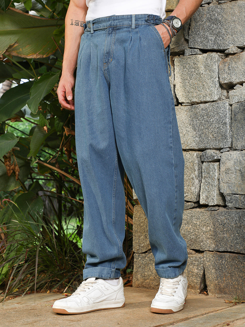 Campus Sutra Indigo Blue Mid-Wash Pleated Denim Jeans