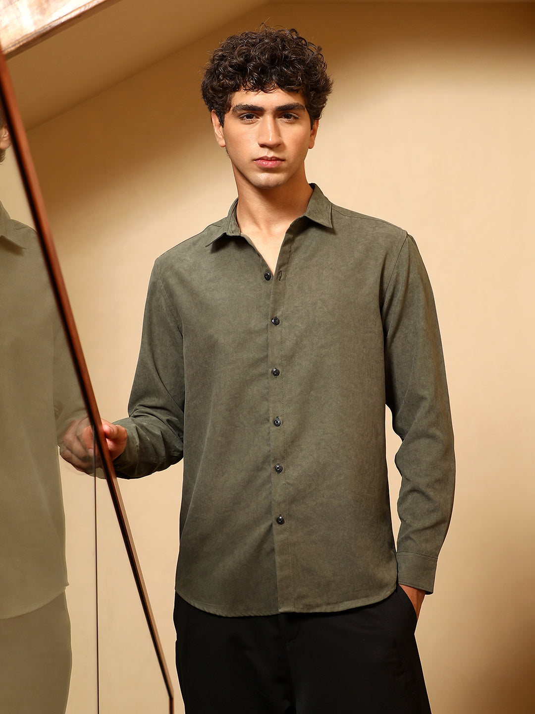 Campus Sutra Mono-Fluid Imprint Shirt