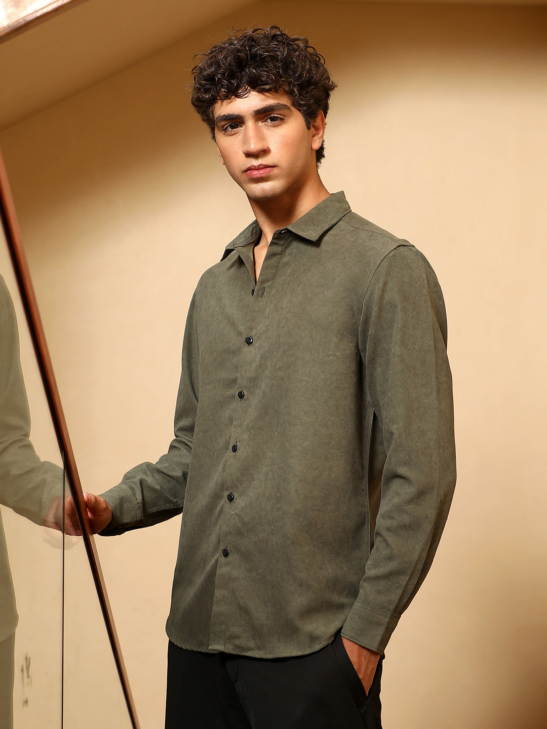 Campus Sutra Mono-Fluid Imprint Shirt