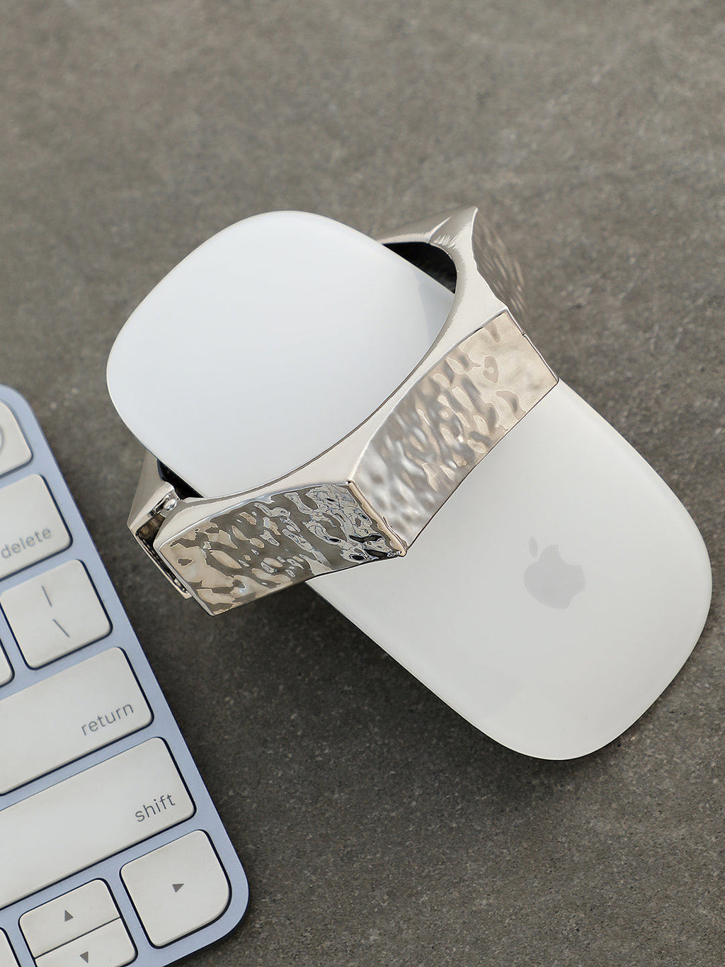 Haute Sauce The Dented-Bolt Bangle Bracelet - Metallic Silver