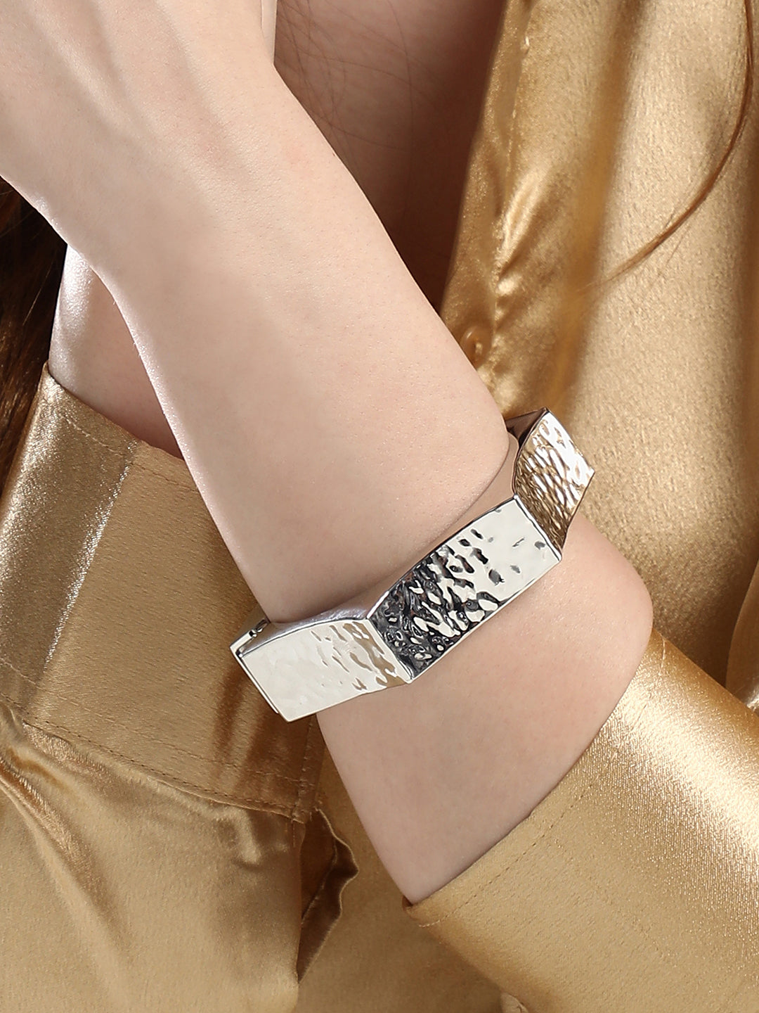 Haute Sauce The Dented-Bolt Bangle Bracelet - Metallic Silver