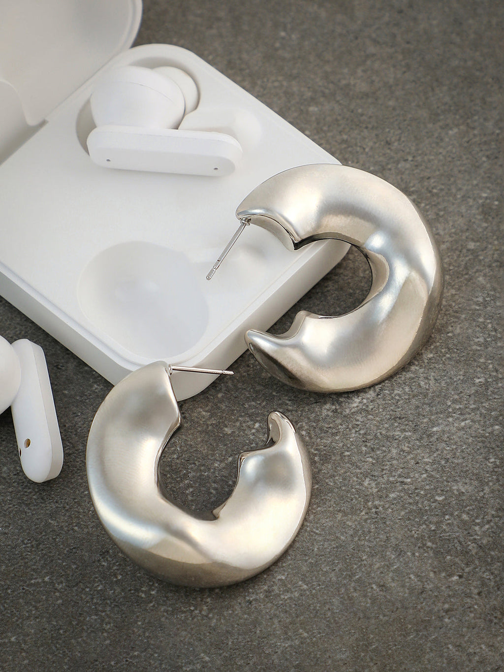 The Chunky-Swirl Hoop Earrings - Metallic Silver