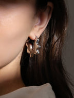 The Coronéa Hoop Earrings - Metallic Silver