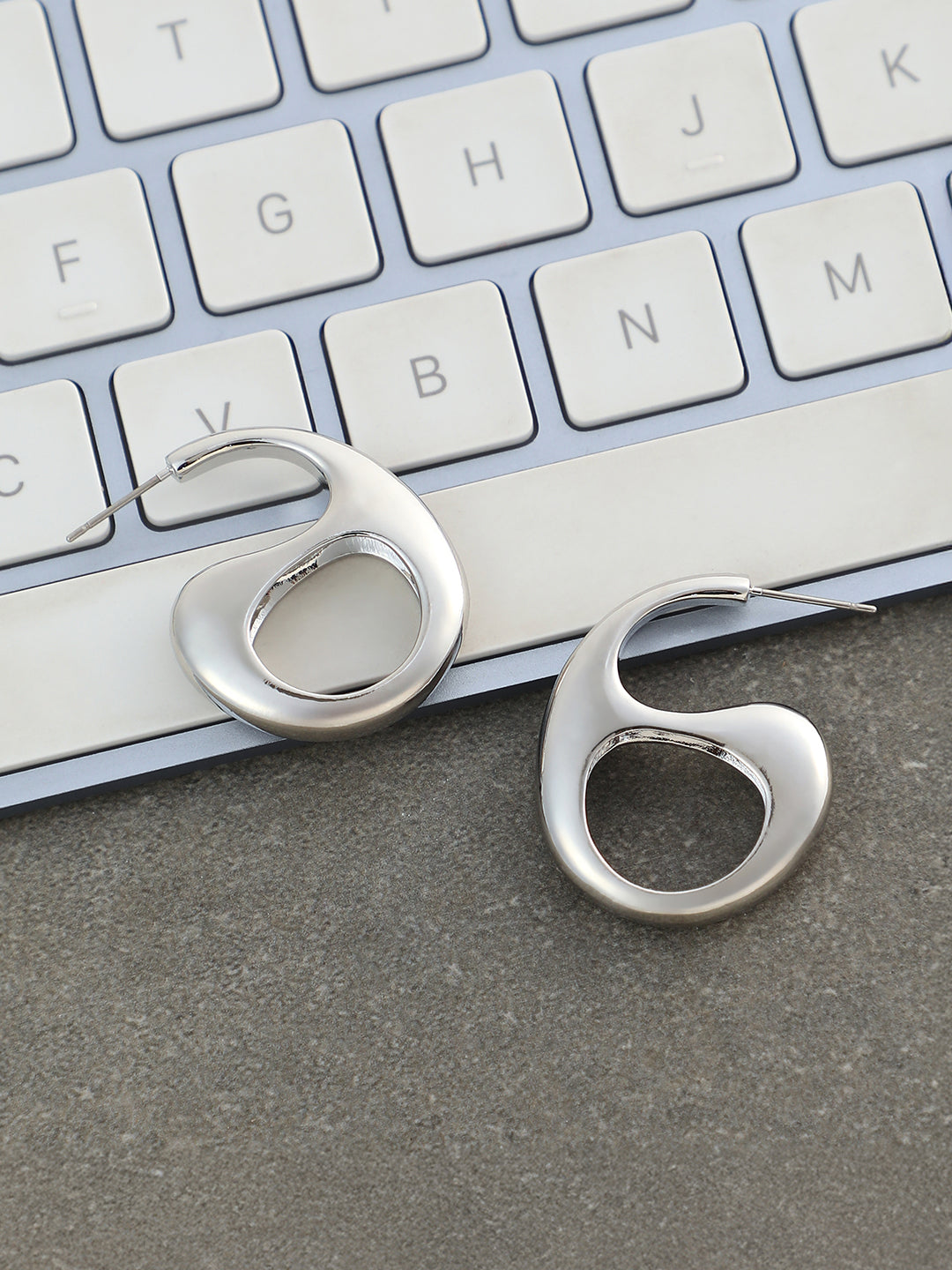 The Mid-Gloss Bolt Hoop Earrings - Chrome Silver