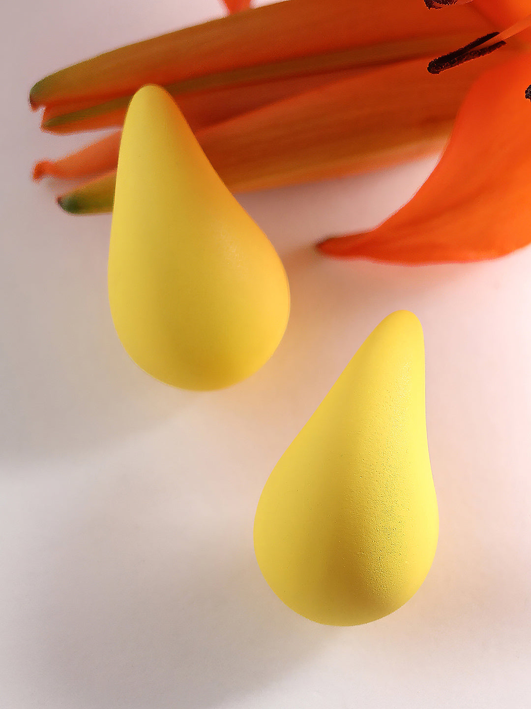 The Medium Semi-Chunky Hoop Earrings - Lemon Yellow