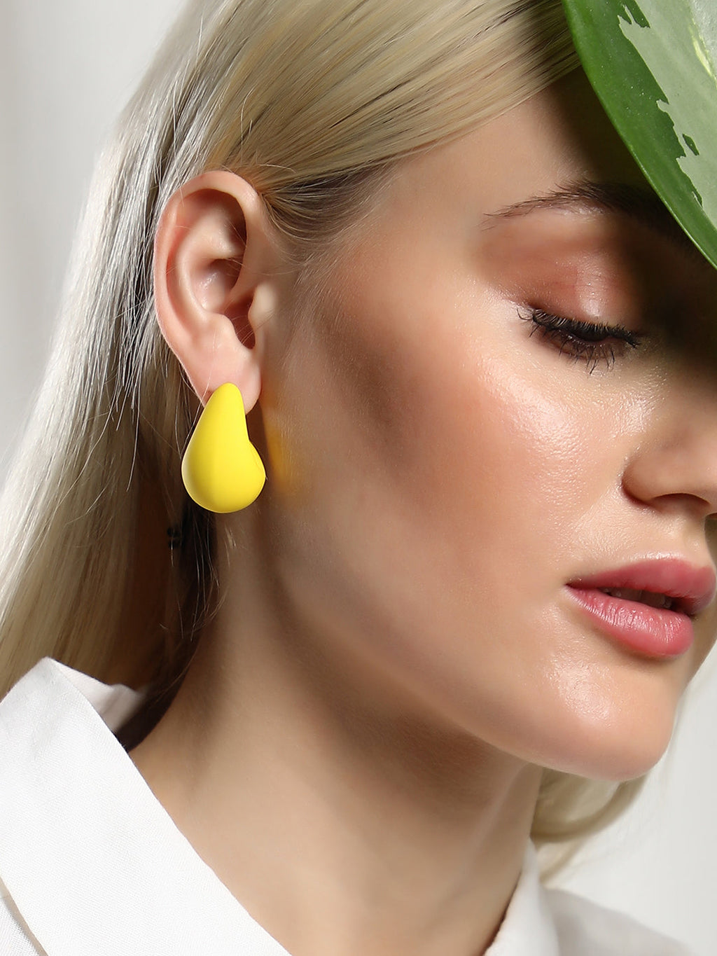 The Medium Semi-Chunky Hoop Earrings - Lemon Yellow