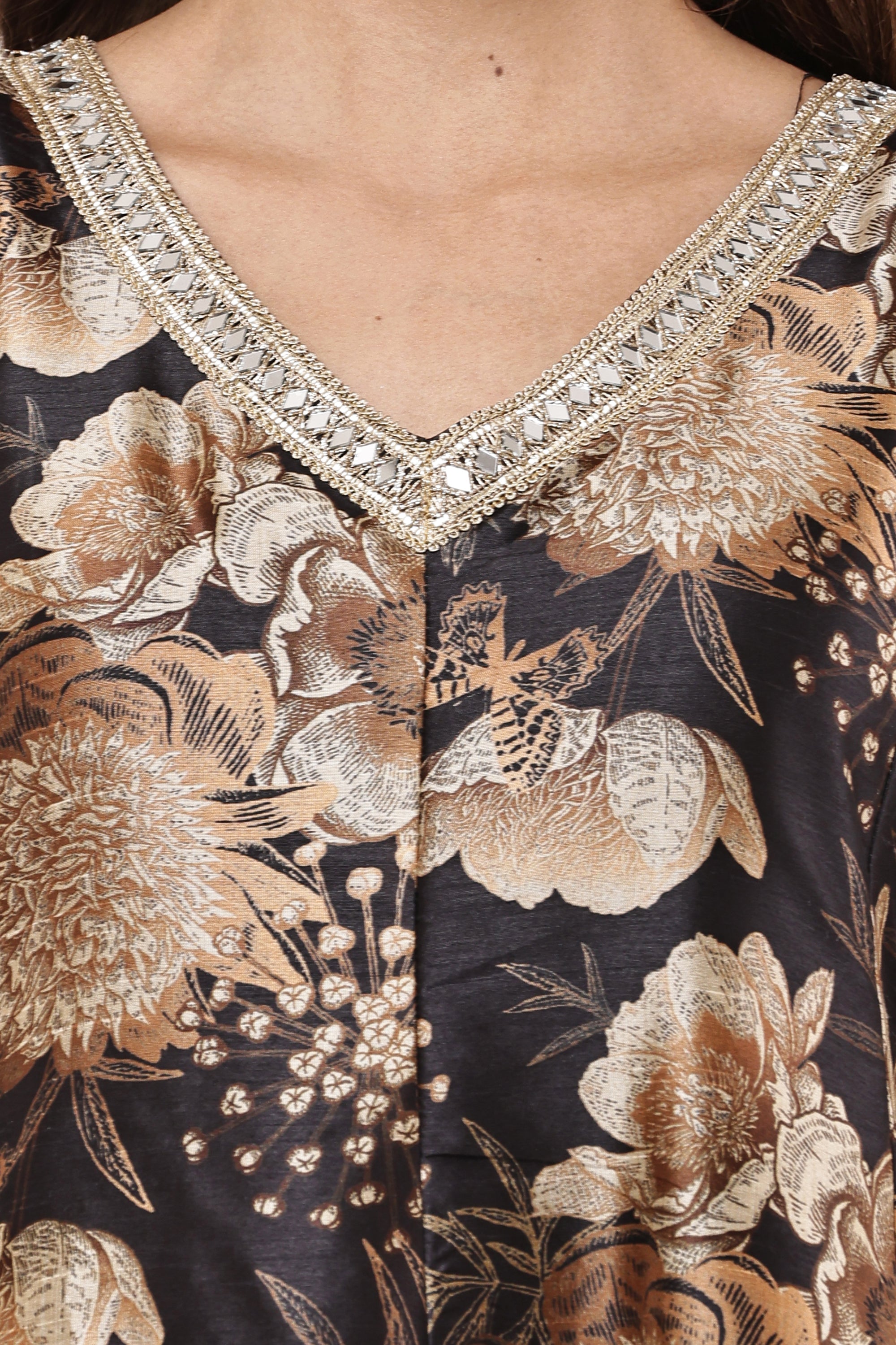 Samayanusar Women Black & Gold-Toned Floral Kurta Set